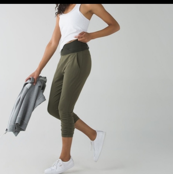 lululemon athletica Pants - Lululemon Sunset Salutation crop leggings